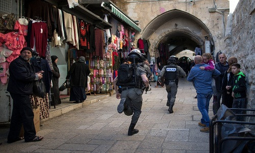 Cảnh sát Israel được điều động đến giải quyết một vụ xung đột xảy ra trong Khu Hồi giáo sau buổi cầu nguyện ngày Thứ Sáu. Ảnh: New York Times.