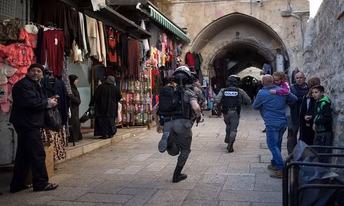 Cảnh sát Israel được điều động đến giải quyết một vụ xung đột xảy ra trong Khu Hồi giáo sau buổi cầu nguyện ngày Thứ Sáu. Ảnh: New York Times.