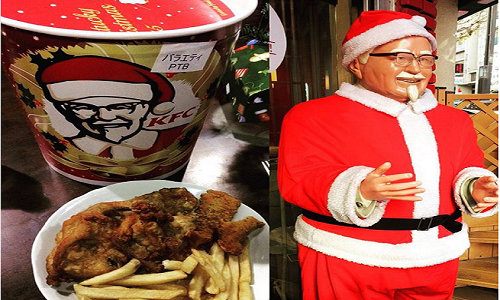 Trong ngày lễ Giáng sinh ở Nhật Bản, mọi người thường ăn gà rán KFC thay vì những món ăn truyền thống như gà tây nướng tại nhà nhiều quốc gia khác trên thế giới. Điều này đã trở thành truyền thống khắp cả nước. Ảnh: BrightSide.
