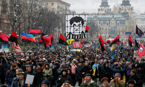 Theo hãng thông tấn Reuters, hàng nghìn người đã đổ ra đường phố trung tâm thủ đô Kiev hôm 10/12 để phản đối việc bắt giữ cựu Tổng thống Gruzia Mikhail Saakashvili và kêu gọi luận tội Tổng thống Ukraine Petro Poroshenko. Ảnh: Reuters.