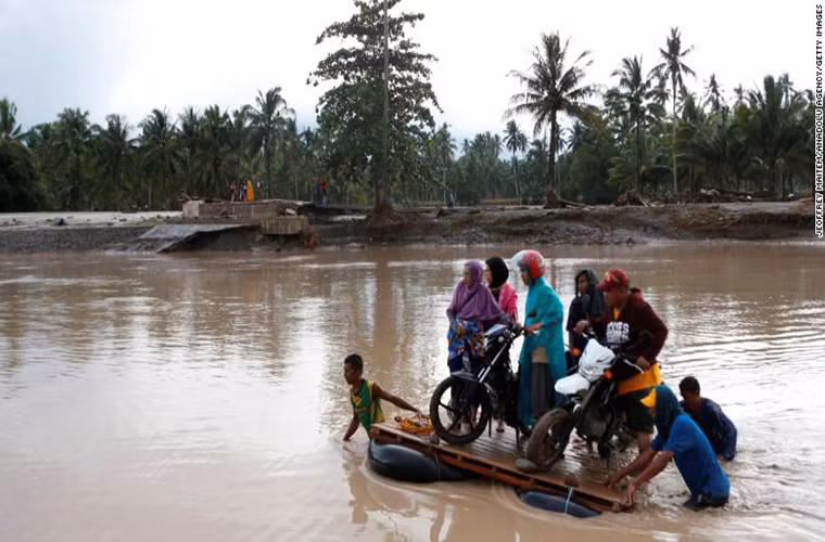 Cảnh qua sông nguy hiểm ở Salvador, tỉnh Lanao del Norte, hôm 23/12. Ảnh: CNN.
