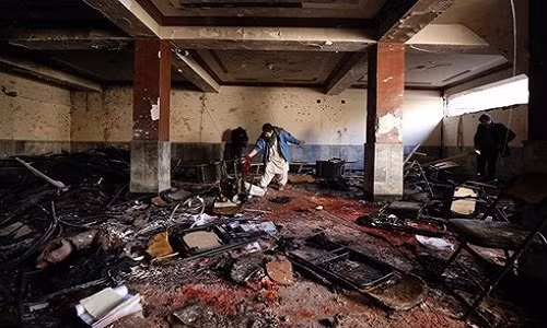 Hiện trường vụ tấn công đẫm máu tại Kabul, Afghanistan (Ảnh: Hedayatullah Amid/European Pressphoto Agency)