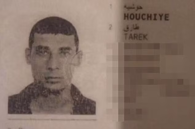 Tờ Daily Mail của Anh mới đây đăng tải một số bức ảnh về Tarek Hawchieh - nghi phạm chính trong vụ sát hại nữ nhân viên ngoại giao Anh Rebecca Dykes, 30 tuổi, ở thủ đô Beirut, Lebanon, cách đây hơn một tuần. Ảnh: Daily Mail.