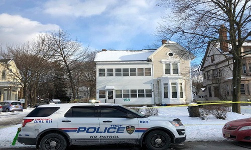 Cảnh sát phong tỏa ngôi nhà nơi xảy ra vụ án mạng ở New York. Ảnh: The Sun.