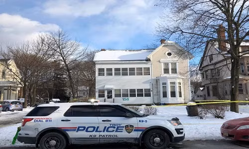 Cảnh sát phong tỏa ngôi nhà nơi xảy ra vụ án mạng ở New York. Ảnh: The Sun.