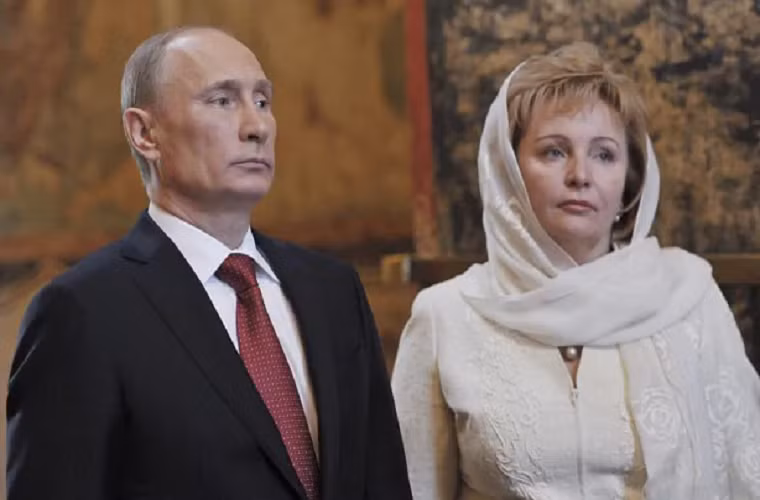 Tuy nhiên, sau 30 năm chung sống, trên đài truyền hình quốc gia vào tối 6/6/2013, vợ chồng Tổng thống Putin bất ngờ tuyên bố họ đã ly dị và mỗi người đều có một cuộc sống riêng. Ảnh: Telegraph.