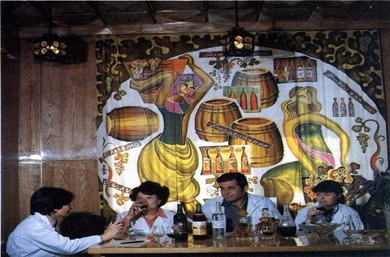 Tụ tập, tán gẫu với bạn bè cũng là một trong những thú vui của người dân Liên Xô trong thời gian rảnh. Ảnh: ER.