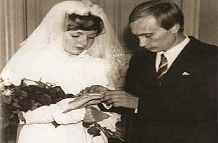 Tổng thống Nga Vladimir Putin kết hôn với bà Lyudmila Shkrebneva vào ngày 28/7/1983. Trước đó, ông Putin đã gặp bà Lyudmila ở Leningrad, nay là thành phố Saint Petersburg, khi bà còn làm tiếp viên hàng không cho hãng Aeroflot của Nga. Ảnh: Express.