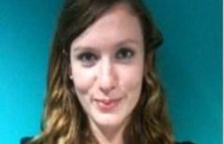 Rebecca Dykes cũng từng ở Hong Kong 4 năm để dạy tiếng Anh cho các bạn thanh thiếu niên, từng làm giám sát nhân quyền, dịch tài liệu từ tiếng Trung sang Anh,...Ảnh: Heavy.