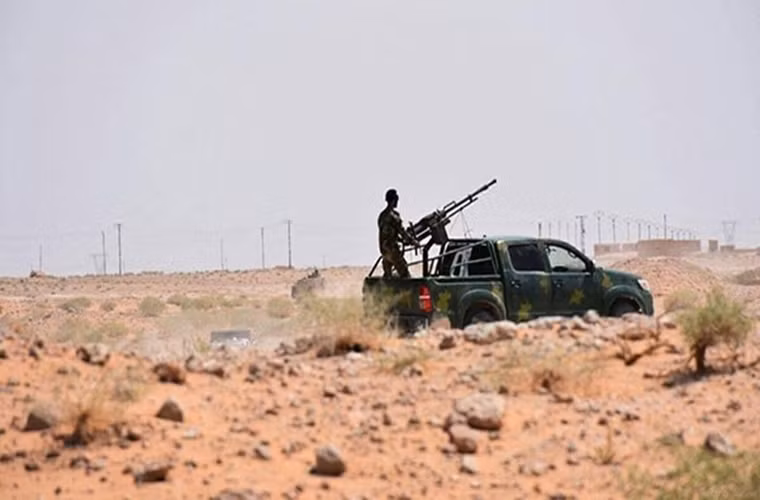 Đáp trả nhóm khủng bố, theo hãng Fars (Iran), Quân đội Syria tấn công dồn dập tuyến phòng thủ của phiến quân HTS ngày 27/12 và giành lại quyền kiểm soát thêm nhiều khu vực trên đường tiến đánh một trong những thành trì trọng yếu của nhóm khủng bố này ở Đông Bắc Hama. Ảnh: FNA.