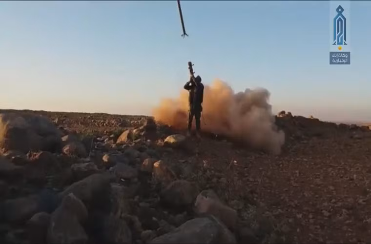 Theo Al Masdar News, ngày 26/12, nhóm liên minh thánh chiến Hay’at Tahrir al-Sham đã bắn hạ một chiến đấu cơ Syria bằng tên lửa đất đối không. Sau đó, phiến quân HTS đã tung đoạn video "bằng chứng" ghi lại sự kiện này. Ảnh: AMN.