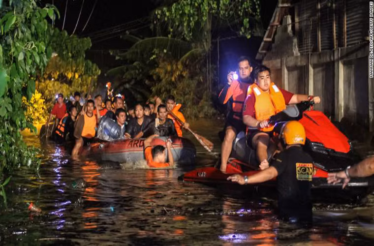 Được biết, đây là lần thứ hai trong chưa đầy một tuần Philippines bị bão càng quét. Trước đó, một cơn bão nhiệt đới mang theo mưa lớn và gió mạnh đã đổ bộ vào miền trung đất nước hôm 18/12, gây lũ lụt và sạt lở khiến hàng chục người thiệt mạng. Ảnh: CNN.