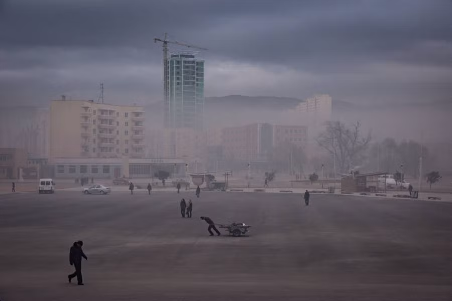 Không gian mờ ảo tại một quảng trường công cộng ở Rason ngày 21/11. Ảnh: ATI.