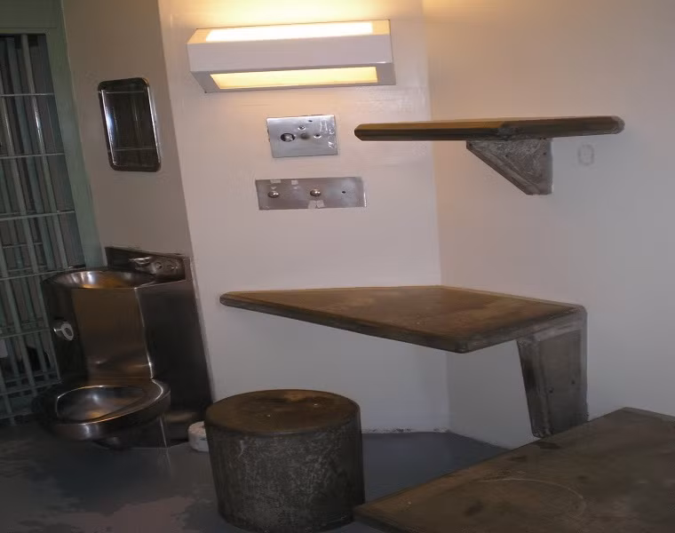 Gần như cả ngày phạm nhân phải ở trong phòng giam một mình. Ảnh: BI.