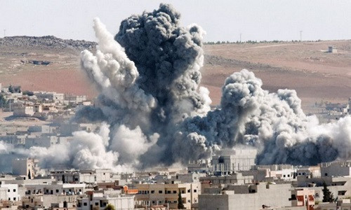 Khói bụi bốc lên sau một vụ không kích ở Yemen. Ảnh: Inquisitr.