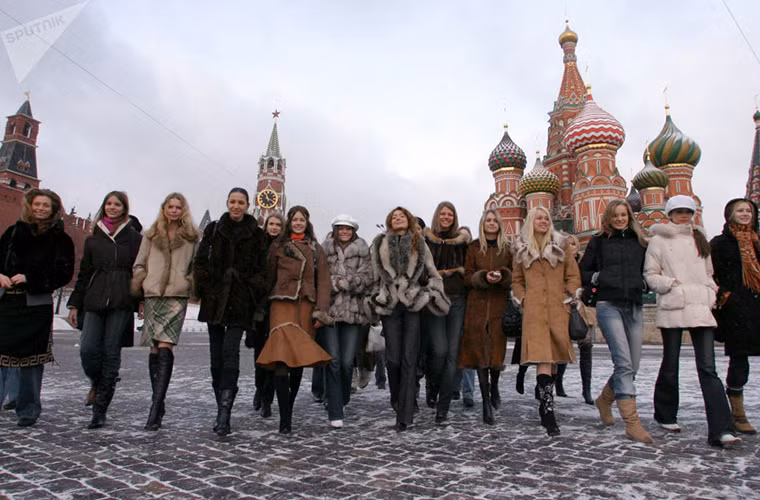 Các thí sinh tham dự cuộc thi người mẫu “Best of the Best” ở Quảng trường Đỏ năm 2004. Ảnh: Sputnik.