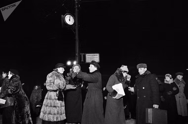 Người dân thủ đô Moscow tập trung tại một địa điểm để chuẩn bị đón Năm Mới vào tháng 12/1939. Ảnh: Sputnik.