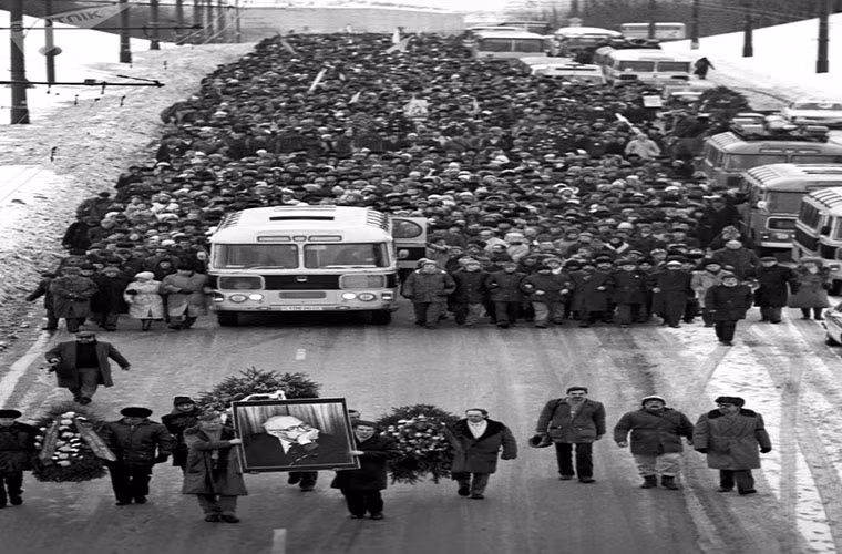 Đông đảo người dân dự lễ tang nhà vật lý hạt nhân người Nga Andrei Sakharov năm 1989. Ảnh: Sputnik.