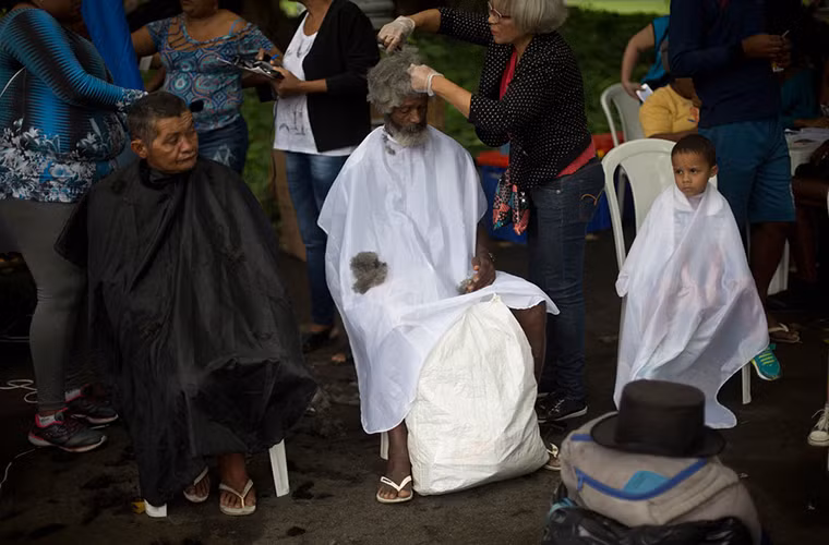 Một số người vô gia cư Brazil được cắt tóc miễn phí tại công viên. Ảnh: AJ.