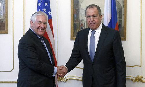 Ngoại trưởng Nga Sergei Lavrov bắt tay người đồng cấp Mỹ Rex Tillerson tại Vienna. Ảnh: Tass.