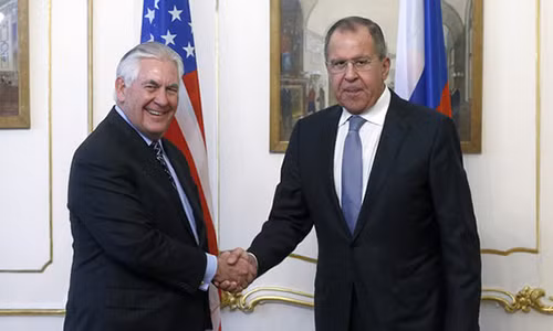 Ngoại trưởng Nga Sergei Lavrov bắt tay người đồng cấp Mỹ Rex Tillerson tại Vienna. Ảnh: Tass.