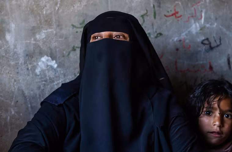 “Chúng tôi thà chết còn hơn sống trong tình cảnh này. Chúng tôi luôn cảm thấy đói và lạnh”, Wedad, một bà mẹ đơn thân đến từ Amran, chia sẻ. Ảnh: AJ.