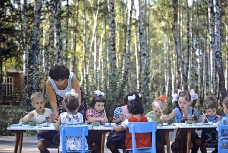 Các em nhỏ tập dường như đang tập vẽ trong một hoạt động ngoại khóa ngoài trời ở Liên bang Xô Viết hàng chục năm về trước. Ảnh: ER.