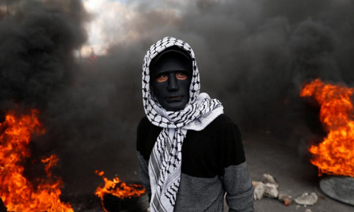 Một người biểu tình Palestine trong cuộc đụng độ với lực lượng an ninh Israel gần thành phố Nablus, Bờ Tây, ngày 15/12/2017. Ảnh: Reuters.