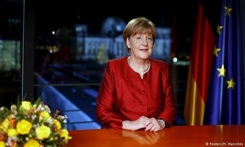 Trong bài phát biểu nhân dịp Năm mới 2018, Thủ tướng Đức Angela Merkel kêu gọi toàn dân Đức "Hãy đoàn kết" (Ảnh: Reuters). Bà nói: "Điều quan trọng là chúng ta không được chia rẽ... Người Đức phải tự tin và tự do, chu đáo và có tính quốc tế..." Nước Đức từ 7/1 đến 12/1/2018 sẽ tiến hành thăm dò thành lập chính phủ liên minh. Ảnh: Reuters.