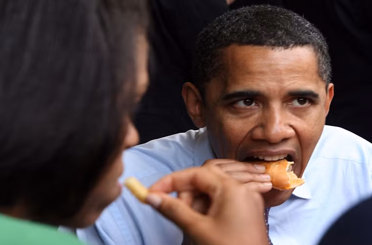 Một trong những loại bánh hamburger yêu thích của ông Obama chính là hamburger Ray’s Hell ở Arlington, bang Virginia. Cựu Tổng thống Obama thậm chí mời các vị khách nước ngoài đến đây thưởng thức món ăn ngon này. Ảnh: BI.