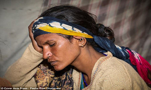 Cô Geeta sốc nặng sau khi phát hiện thi thể con gái nằm bên vệ đường. Ảnh: Daily Mail.