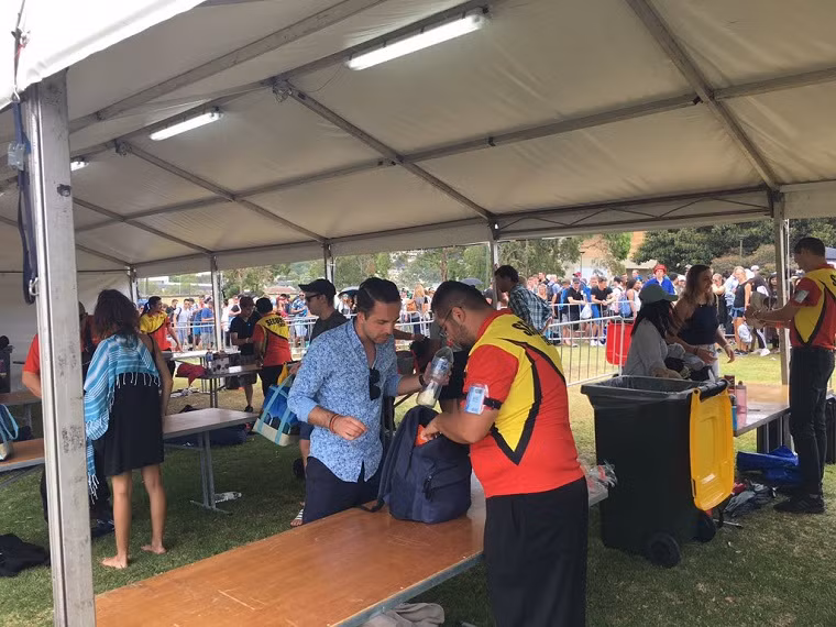 Cảnh sát kiểm tra kỹ lưỡng những vật dụng của người dân mang vào bên trong khu vực xem pháo hoa. Ảnh: Twitter.