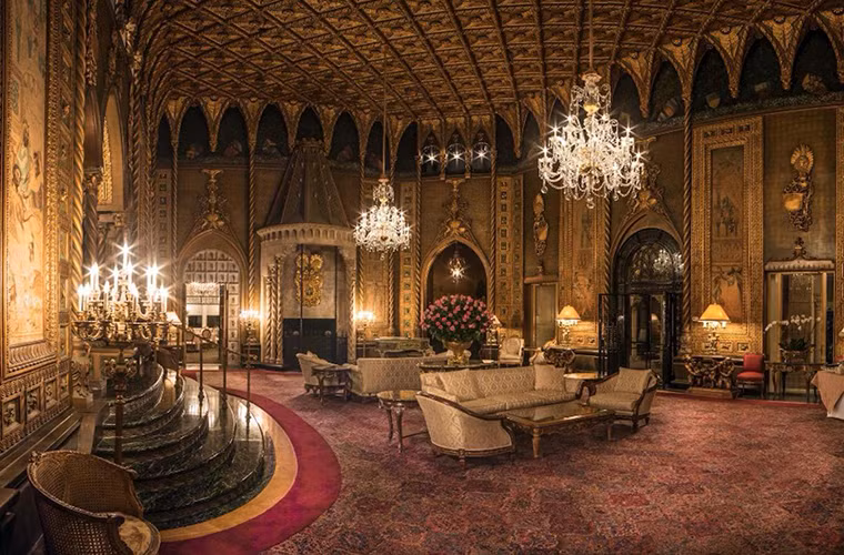 Mar-a-Lago Club là khu nghỉ dưỡng của gia đình ông Trump bên bãi biển với các phòng, căn hộ suite, spa và biệt thự trải rộng trên 20 hecta. Ảnh: Independent.