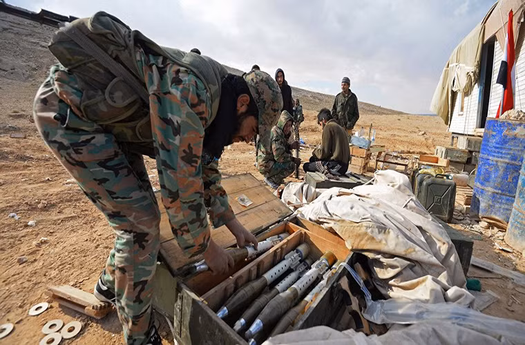 Trong diễn biến khác trên chiến trường Syria, tại Homs, theo hãng Fars (Iran), ngày 19/12, lực lượng ủng hộ chính phủ Damascus đã tấn công và phá hủy nhiều căn cứ của phiến quân IS ở khu vực phía bắc và đông nam tỉnh, gây tổn thất nặng nề cho bọn chúng. Ảnh: Sputnik.