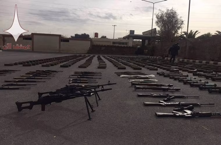 Trong lô vũ khí vừa bị tịch thu có súng trường tấn công, súng máy, lựu đạn và hàng chục bệ phóng tên lửa chống tăng. Ảnh: AMN.