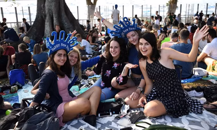 Việc xếp hàng và tiếp nhận thêm người chính thức ngưng từ 15h20 (giờ địa phương). Ảnh: AAP.