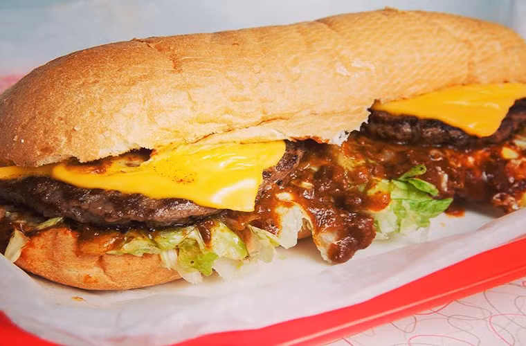 Món bánh mỳ Chili half-smoke yêu thích của ông Obama có thể được mua tại cửa hàng Ben's Chili Bowl ở thủ đô Washington. Tuy nhiên, nhà ông Obama có hẳn nguyên liệu để tự làm món ăn này tại nhà. Ảnh: BI.