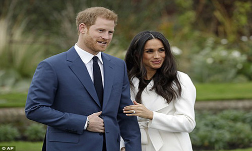 Hoàng tử Harry hạnh phúc bên nữ diễn viên xinh đẹp Meghan Markle. Ảnh: AP.