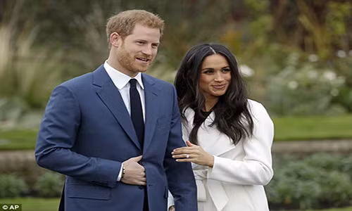 Hoàng tử Harry hạnh phúc bên nữ diễn viên xinh đẹp Meghan Markle. Ảnh: AP.