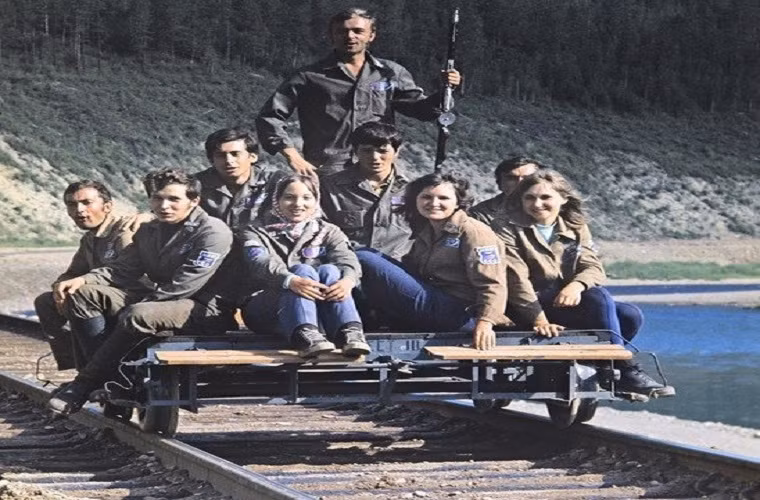 Các chàng trai, cô gái cười tươi trước ống kính trong giờ nghỉ giải lao. Ảnh: ER.