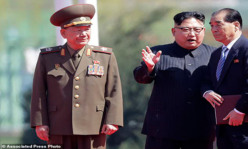 Ông Hwang Pyong-so (trái) đứng gần nhà lãnh đạo Triều Tiên Kim Jong-un hồi tháng 4/2017. Ảnh: AP.