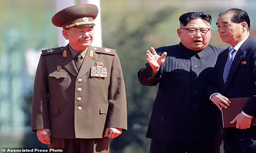 Ông Hwang Pyong-so (trái) đứng gần nhà lãnh đạo Triều Tiên Kim Jong-un hồi tháng 4/2017. Ảnh: AP.