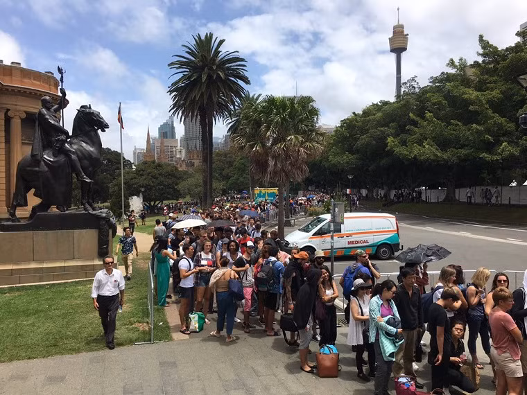 Sydney là một trong những nơi tổ chức trình diễn pháo hoa đêm giao thừa ấn tượng nhất thế giới. Một số người đã phải cắm trại ở đây trong 48 giờ để không bị mất chỗ. Ảnh: Twitter.