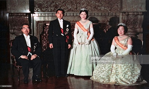 Lễ cưới của Nhật hoàng Akihito và Hoàng hậu Michiko được tổ chức vào ngày 10/4/1959. Hàng trăm nghìn người đã đổ ra đường để chào mừng sự kiện này. Được biết, hai người đã phải vượt qua khá nhiều khó khăn, trở ngại để có thể đến được với nhau bởi Hoàng hậu Michiko có xuất thân là thường dân. Ảnh: Getty Images.