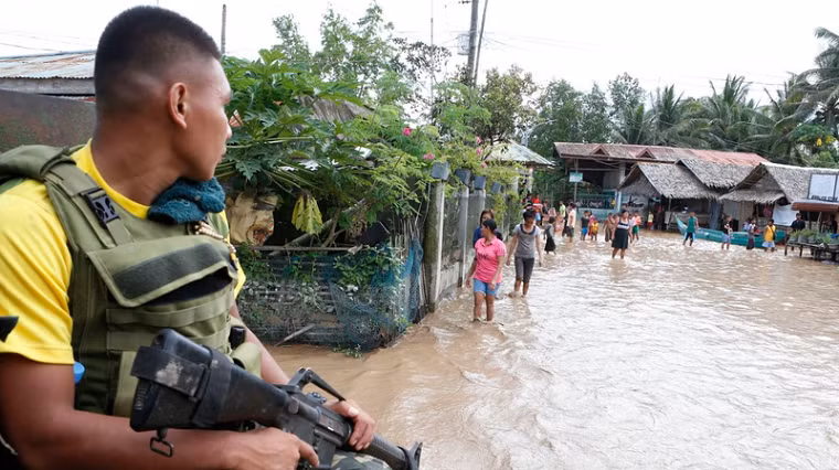 CNN dẫn lời giới chức Philippines cho biết, khoảng 70 nghìn người đã phải rời bỏ nhà cửa sơ tán tránh bão. Ảnh: 9news.