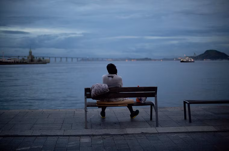 “Đêm đến, tôi không thể ngủ được nữa. Đối với nhiều người, họ coi chúng tôi là chuột, rác hay bất cứ thứ gì”, Leandro Mota Generoso, một người vô gia cư 23 tuổi, tâm sự. Ảnh: AJ.