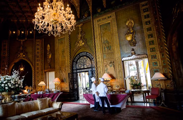 Mar-a-Lago Club từng là một trong những khách sạn với 118 phòng được xây từ những năm 1920. Sau đó, ông Trump mua lại khách sạn vào năm 1985, cải tạo và biến nó thành khu nghỉ dưỡng "sang chảnh" như hiện nay. Ảnh: TIME.