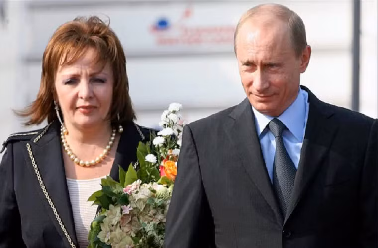 Vợ cũ của ông Putin, bà Lyudmila, cũng thừa nhận rằng ông Putin là một người cha mẫu mực. “Mặc dù không có nhiều thời gian dành cho con nhưng ông ấy vẫn luôn chăm sóc và ở bên các con lúc cần thiết”, bà Lyudmila chia sẻ. Ảnh: Telegraph.