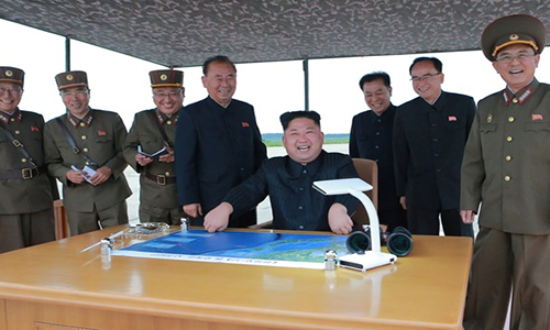 Nhà lãnh đạo Kim Jong-un cùng các quan chức Triều Tiên. Ảnh: Reuters.