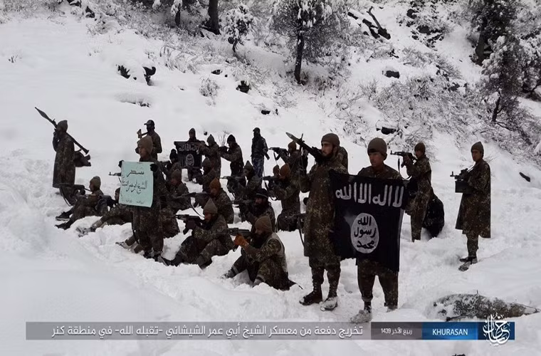 Các tay súng IS cầm theo cờ của nhóm khủng bố này khi tham gia tập luyện. Ảnh: AMN.